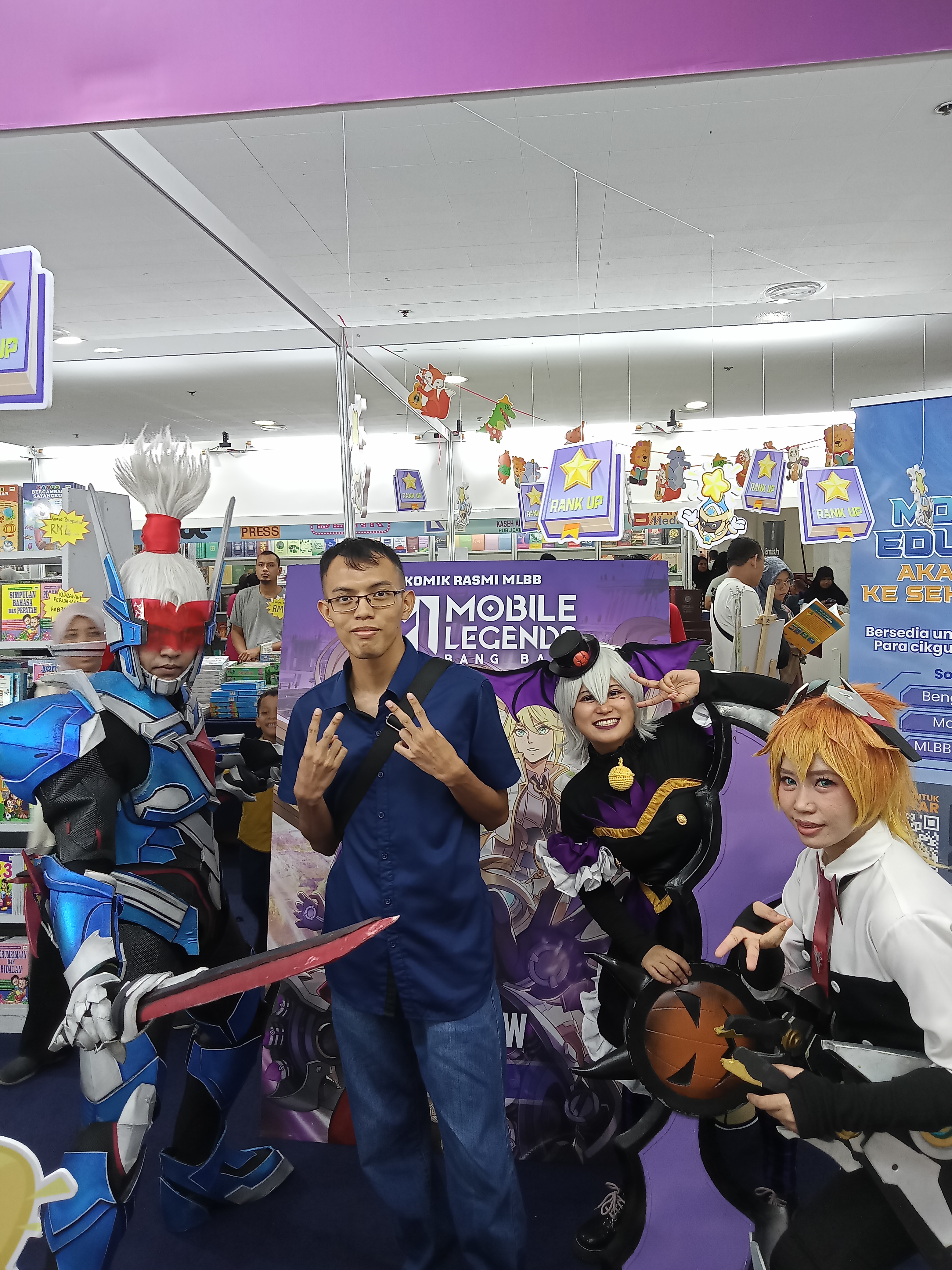 picture with mlbb cosplayers